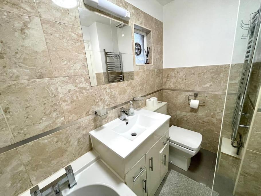 Entire 2 Bedrooms Flat In Victoria, Central Londra Esterno foto