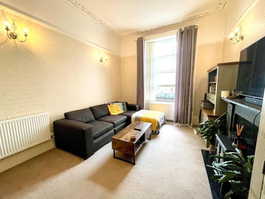 Entire 2 Bedrooms Flat In Victoria, Central Londra Esterno foto