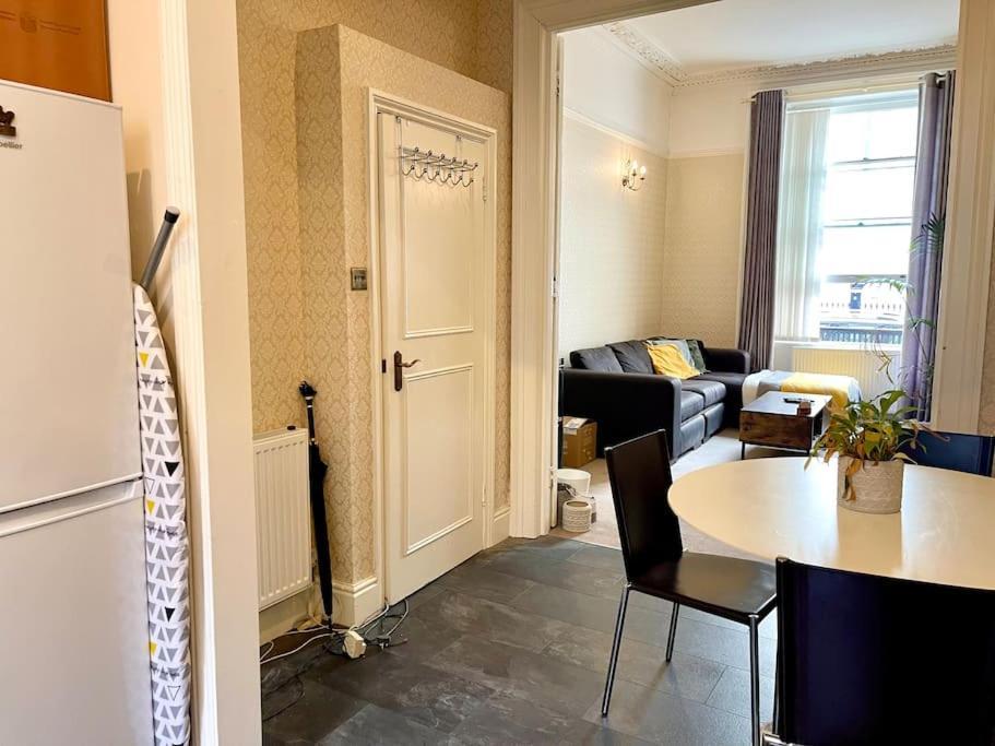 Entire 2 Bedrooms Flat In Victoria, Central Londra Esterno foto