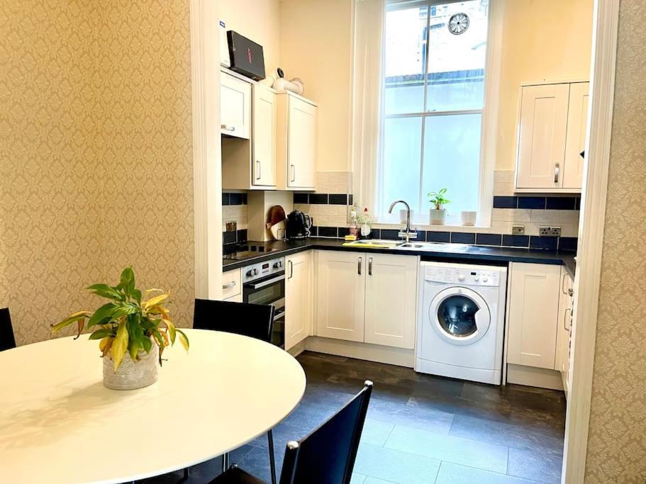 Entire 2 Bedrooms Flat In Victoria, Central Londra Esterno foto