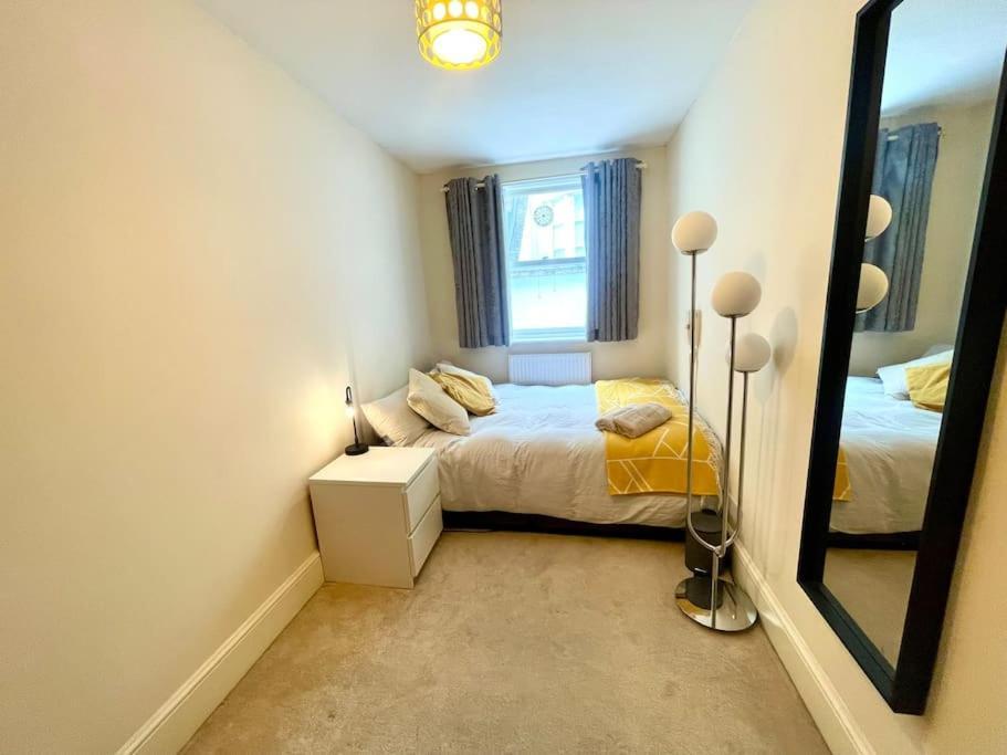 Entire 2 Bedrooms Flat In Victoria, Central Londra Esterno foto