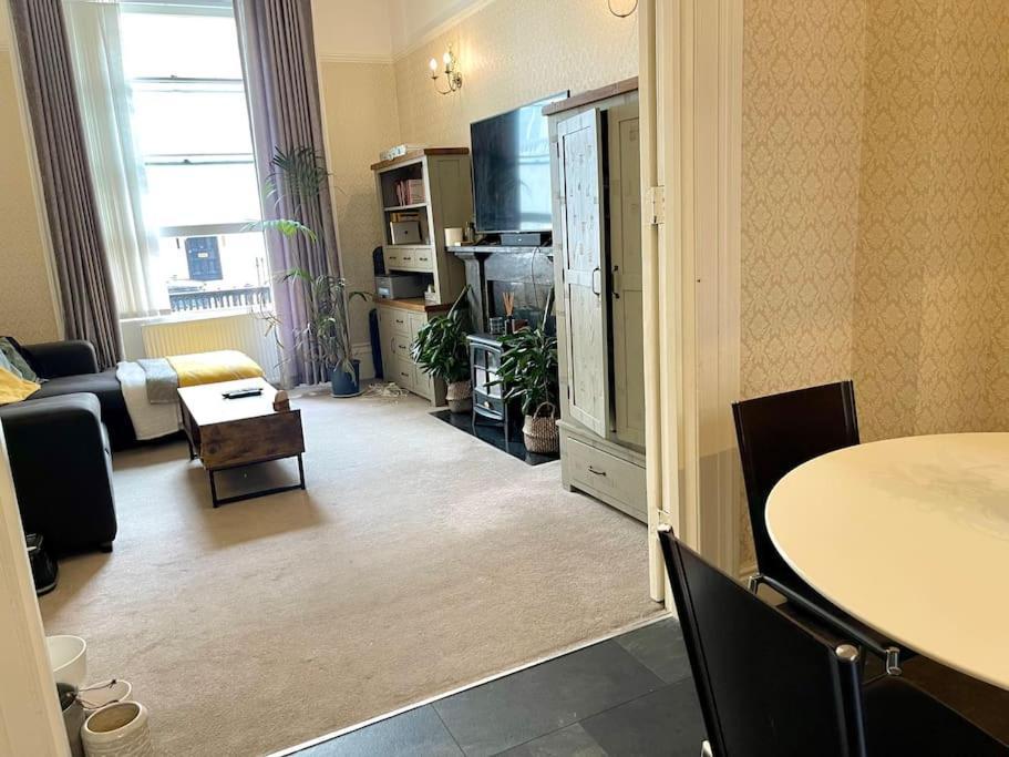 Entire 2 Bedrooms Flat In Victoria, Central Londra Esterno foto