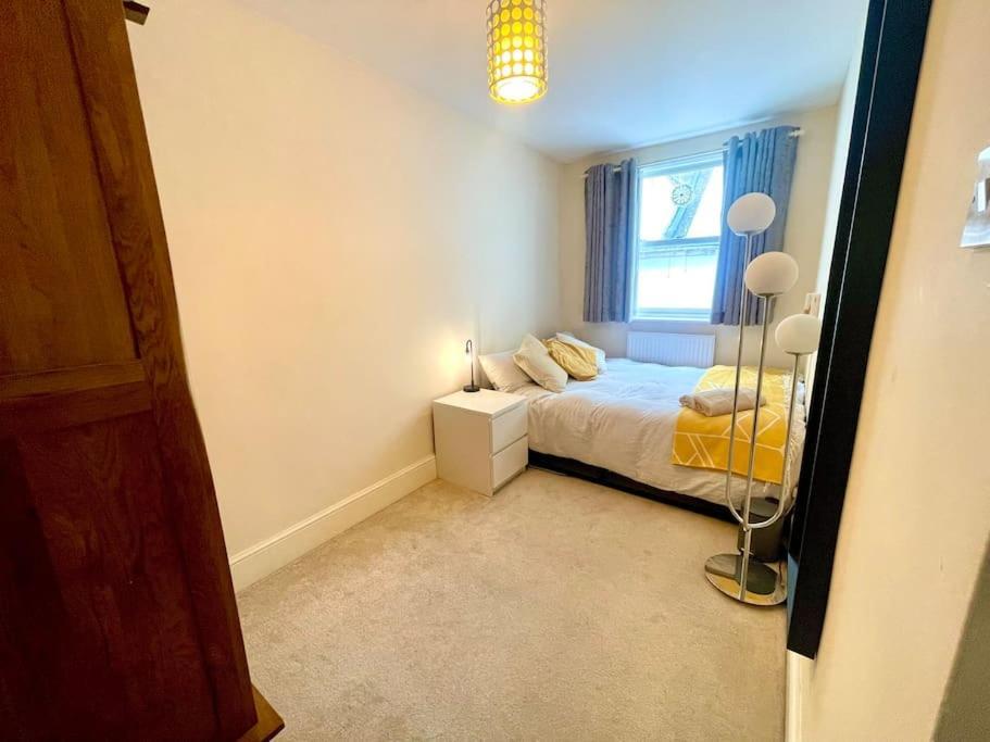 Entire 2 Bedrooms Flat In Victoria, Central Londra Esterno foto